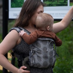 Ергономична раница Kinder Hop Multi Soft - Dots Light Grey